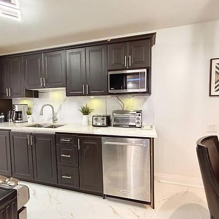 Super Luxury Family Home - 3 Bedrooms, 1 Full Bathroom And 1 Half Washroom With Free Parking, Wifi, Netflix تورونتو المظهر الخارجي الصورة