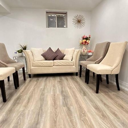Super Luxury Family Home - 3 Bedrooms, 1 Full Bathroom And 1 Half Washroom With Free Parking, Wifi, Netflix تورونتو المظهر الخارجي الصورة