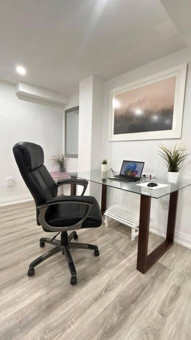 Super Luxury Family Home - 3 Bedrooms, 1 Full Bathroom And 1 Half Washroom With Free Parking, Wifi, Netflix تورونتو المظهر الخارجي الصورة