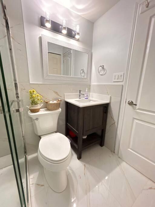 Super Luxury Family Home - 3 Bedrooms, 1 Full Bathroom And 1 Half Washroom With Free Parking, Wifi, Netflix تورونتو المظهر الخارجي الصورة