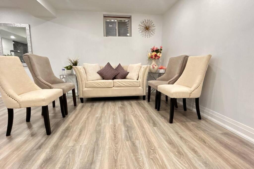Super Luxury Family Home - 3 Bedrooms, 1 Full Bathroom And 1 Half Washroom With Free Parking, Wifi, Netflix تورونتو المظهر الخارجي الصورة