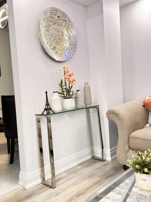 Super Luxury Family Home - 3 Bedrooms, 1 Full Bathroom And 1 Half Washroom With Free Parking, Wifi, Netflix تورونتو المظهر الخارجي الصورة