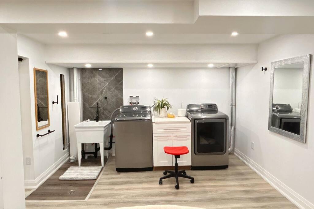 Super Luxury Family Home - 3 Bedrooms, 1 Full Bathroom And 1 Half Washroom With Free Parking, Wifi, Netflix تورونتو المظهر الخارجي الصورة