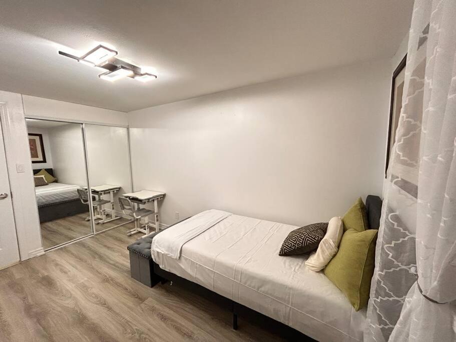 Super Luxury Family Home - 3 Bedrooms, 1 Full Bathroom And 1 Half Washroom With Free Parking, Wifi, Netflix تورونتو المظهر الخارجي الصورة
