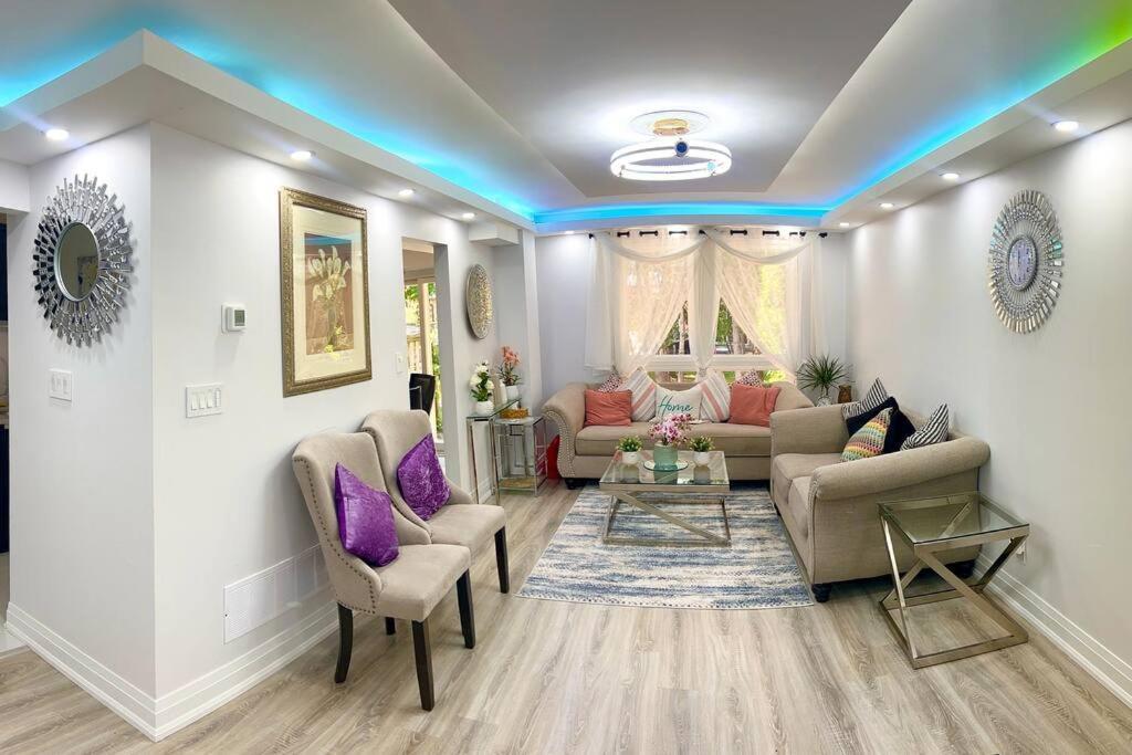 Super Luxury Family Home - 3 Bedrooms, 1 Full Bathroom And 1 Half Washroom With Free Parking, Wifi, Netflix تورونتو المظهر الخارجي الصورة