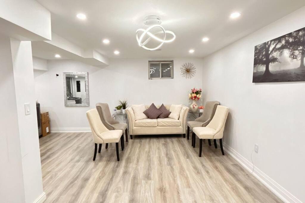 Super Luxury Family Home - 3 Bedrooms, 1 Full Bathroom And 1 Half Washroom With Free Parking, Wifi, Netflix تورونتو المظهر الخارجي الصورة