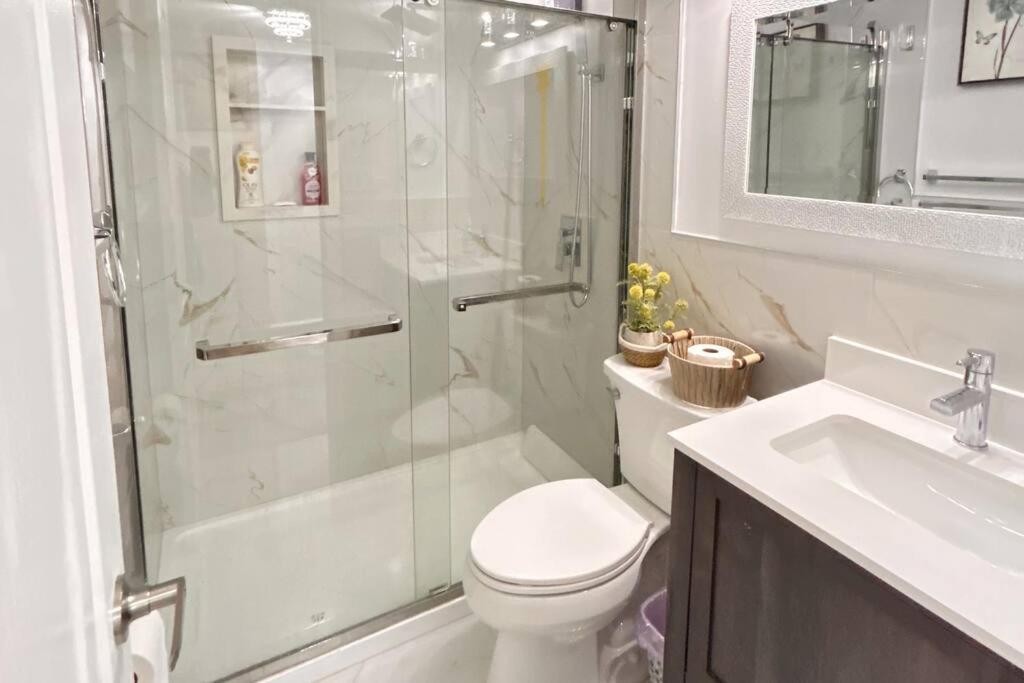 Super Luxury Family Home - 3 Bedrooms, 1 Full Bathroom And 1 Half Washroom With Free Parking, Wifi, Netflix تورونتو المظهر الخارجي الصورة