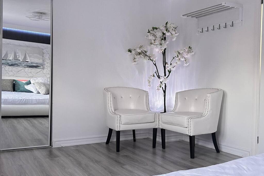 Super Luxury Family Home - 3 Bedrooms, 1 Full Bathroom And 1 Half Washroom With Free Parking, Wifi, Netflix تورونتو المظهر الخارجي الصورة