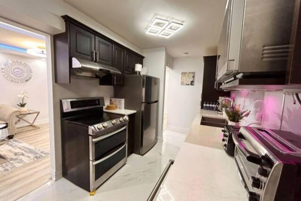 Super Luxury Family Home - 3 Bedrooms, 1 Full Bathroom And 1 Half Washroom With Free Parking, Wifi, Netflix تورونتو المظهر الخارجي الصورة