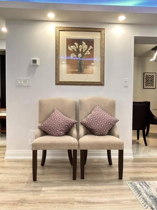 Super Luxury Family Home - 3 Bedrooms, 1 Full Bathroom And 1 Half Washroom With Free Parking, Wifi, Netflix تورونتو المظهر الخارجي الصورة