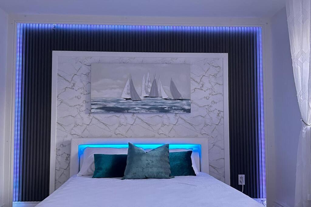 Super Luxury Family Home - 3 Bedrooms, 1 Full Bathroom And 1 Half Washroom With Free Parking, Wifi, Netflix تورونتو المظهر الخارجي الصورة