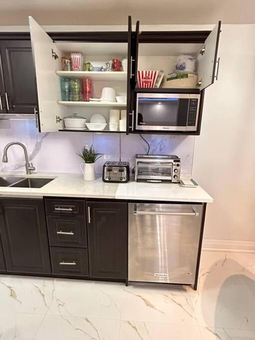 Super Luxury Family Home - 3 Bedrooms, 1 Full Bathroom And 1 Half Washroom With Free Parking, Wifi, Netflix تورونتو المظهر الخارجي الصورة