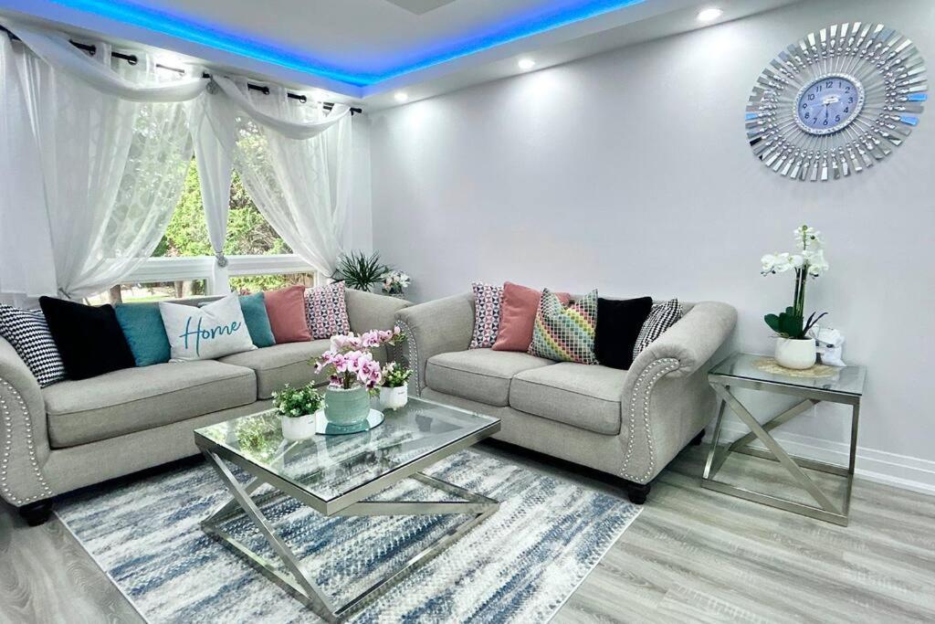 Super Luxury Family Home - 3 Bedrooms, 1 Full Bathroom And 1 Half Washroom With Free Parking, Wifi, Netflix تورونتو المظهر الخارجي الصورة